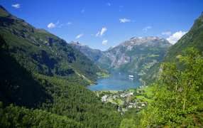Норвежский фьорд в покрытых зеленью горах 