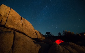 Палатка в горах под звездным небом 