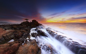 Вид со скалы на яркое солнце в облаках 