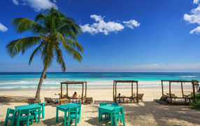 Красивый тропический пляж с горячим песком у океана 