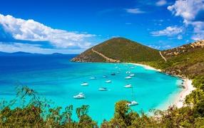 Яхты в голубой воде океана на берегу 