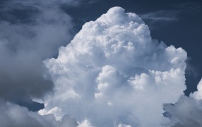 Большое белое облако в небе крупным планом