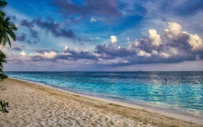 Густые облака над голубой гладью океана 