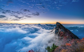 Густые белые облака над горами 