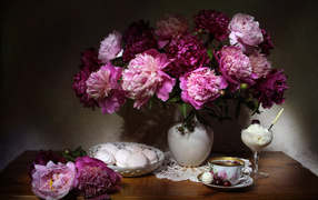 Красивый букет пионов в вазе на столе с зефиром