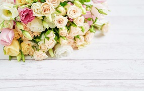 Красивый большой букет роз на белом столе