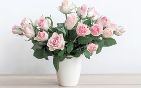 Букет красивых розовых роз в белой вазе 