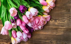 Букет розовых тюльпанов на деревянном фоне