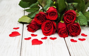 Букет красных роз с зелеными листьями на белом фоне с сердечками 