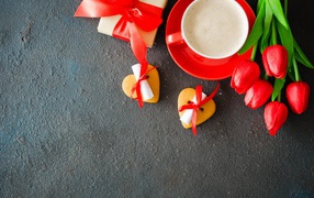 Букет красных тюльпанов, подарок, печенье и кофе для любимой 