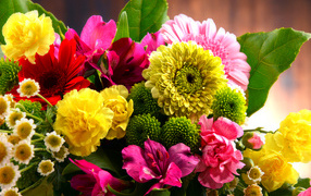 Букет с различными цветами крупным планом