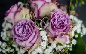 Два серебряных кольца с букетом