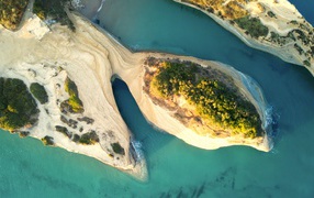 Вид сверху на острова в голубом океане 