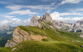 Красивые острые вершины горы под голубым небом