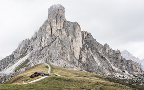 Большая гора на фоне пасмурного неба