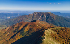 Вид на вершины гор с высоты птичьего полета 