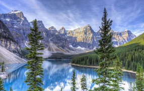 Высокие горы под голубым небом у озера, Канада 