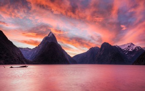 Высокие горы под розовым небом не закате