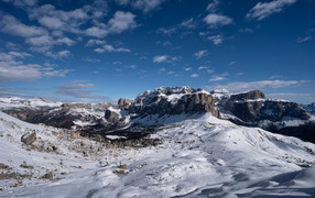 Большие каменные горы покрыты снегом