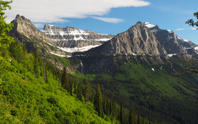 Величественные покрытые снегом вершины каменных гор