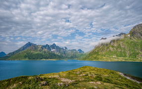 Горы под белыми облаками, Лофотенские острова