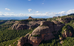 Каменные горы под голубым небом, Каталония. Италия
