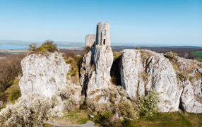 Развалины храма на скале под голубым небом 