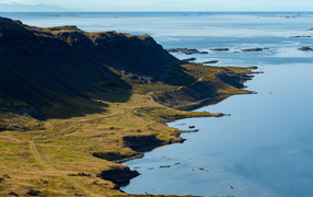 Вид на покрытые солнцем утесы у океана 