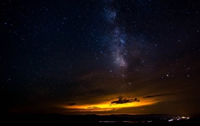 Красивый желтый свет в ночном небе 