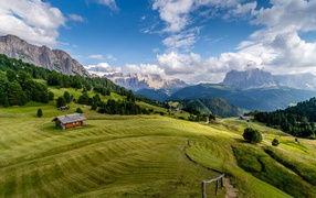 Красивый вид на зеленые холмы на фоне гор 