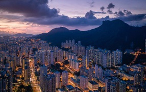 Красивый вид на ночные небоскребы у подножия горы