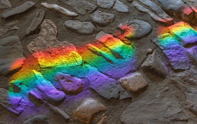 Радужный рисунок на каменной брусчатке 