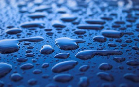 Капли дождя на черном поверхности 