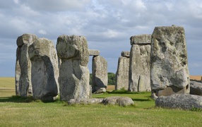 Каменное сооружение  стоунхендж под небом с облаками 
