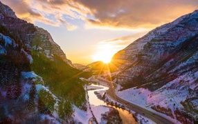 Дорога в каньоне между гор в лучах яркого солнца