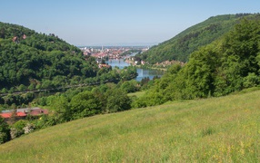 Вид с зеленого холма на реку 