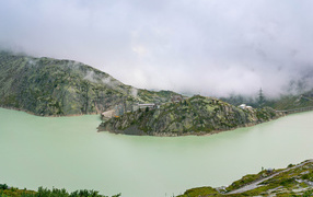 Залив в горах туманным утром,Швейцария