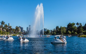 Красивое озеро с фонтаном и катамаранами 