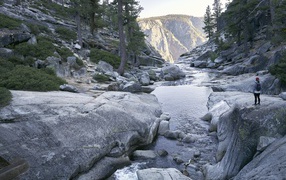 Красивая горная река с каменными берегами