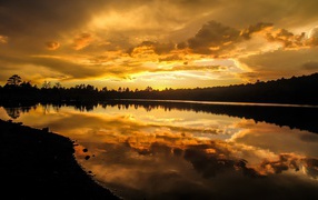 Красивый рассвет над спокойной рекой 