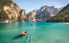 Лодки в голубой воде залива в горах 