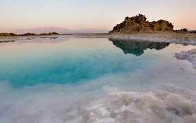 Покрытые льдом берега горного озера с голубой водой
