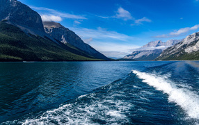 Озеро Минневанка на фоне гор под голубым небом, Канада