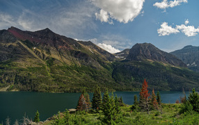 Озеро в живописном парке у гор, США