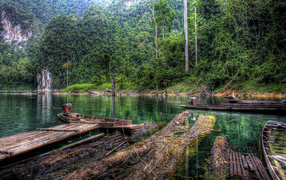 Старые деревянные лодки на берегу реки