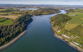 Вид с высоты на широкую реку 