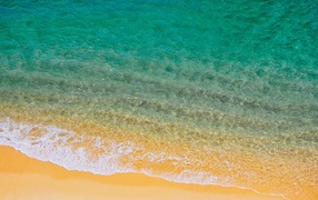 Голубая вода на желтом морском песке