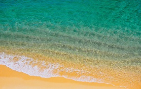 Голубая вода на желтом морском песке