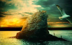 Скала в море на закате солнца