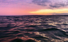 Розовый закат солнца над спокойным море